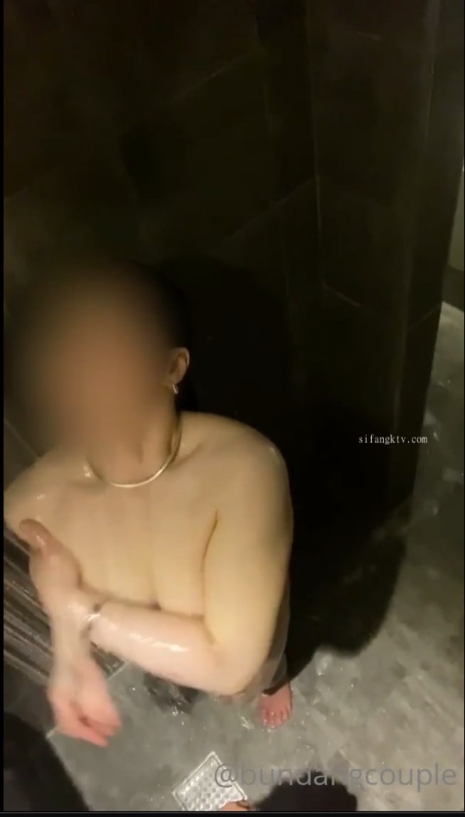重庆的小姐姐，身材还是很不错滴~！
